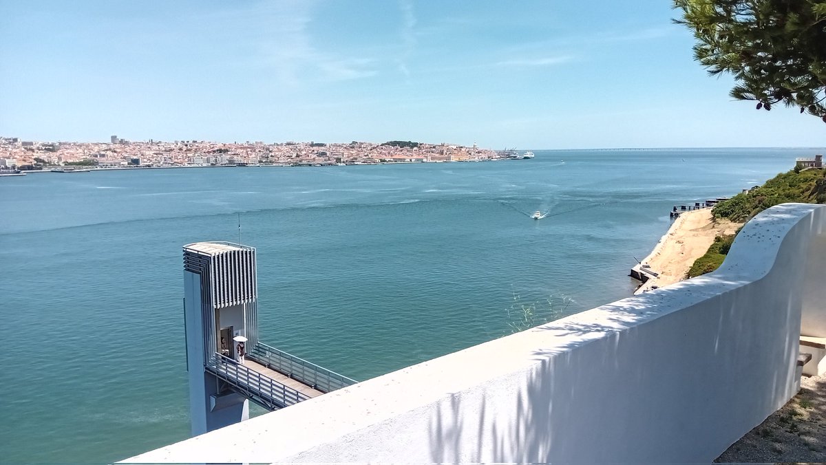 LaSalaRNE's tweet image. Alberto Conejero, "escritor en el teatro, un autor que escribe para el teatro: entregan palabras que están hambrientas de presencia."
Curso 'O sentido dos mestres' en el 42° Festival de Almada: 'Uma literatura em chamas: cinco apontamentos sobre dramaturgia e escrita dramática'.