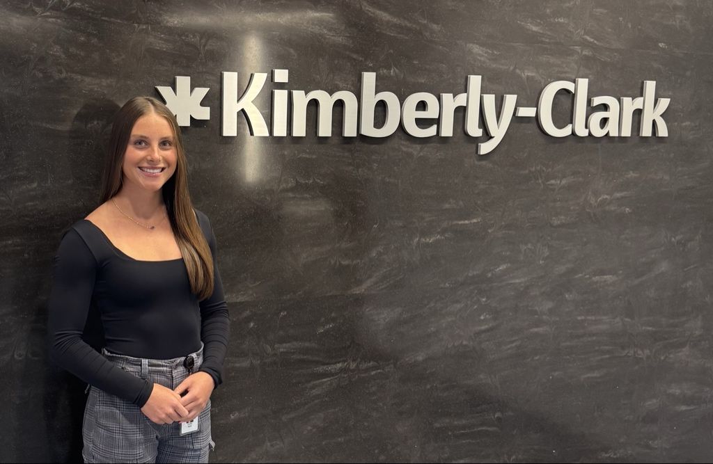TommieXCTF's tweet image. From Newcomer of the Year to... Intern of the Year?
Danika Apple is gaining real-world experience as a corporate tax intern with Kimberly-Clark, diving into the finance side of one of the world’s leading consumer goods companies
#RollToms
