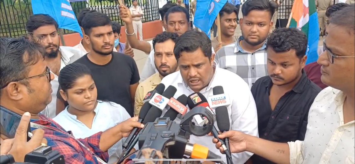 BiplabSiladitya's tweet image. ବାଲେଶ୍ଵର ଛାତ୍ରୀ ଆତ୍ମାହୁତି ଉଦ୍ୟମ ପ୍ରସଙ୍ଗରେ ନ୍ୟାୟ ଦାବୀରେ କଟକ ଜିଲ୍ଲା ଯୁବ ଓ ଛାତ୍ର କଂଗ୍ରେସ ପକ୍ଷରୁ ରେଭେନ୍ସା ବିଶ୍ଵବିଦ୍ୟାଳୟ ଗେଟ୍ ସମ୍ମୁଖରେ ଶିକ୍ଷାମନ୍ତ୍ରୀ ଓ ସାଂସଦ ଙ୍କ କୁଶ ପୁତ୍ତଳିକା ଦାହ ।
#JusticeForSoumyashreeBisi #FMCollege #PratapSarangi #SurajSuryabanshi #MohanCharanMajhi #OdiaAshmita