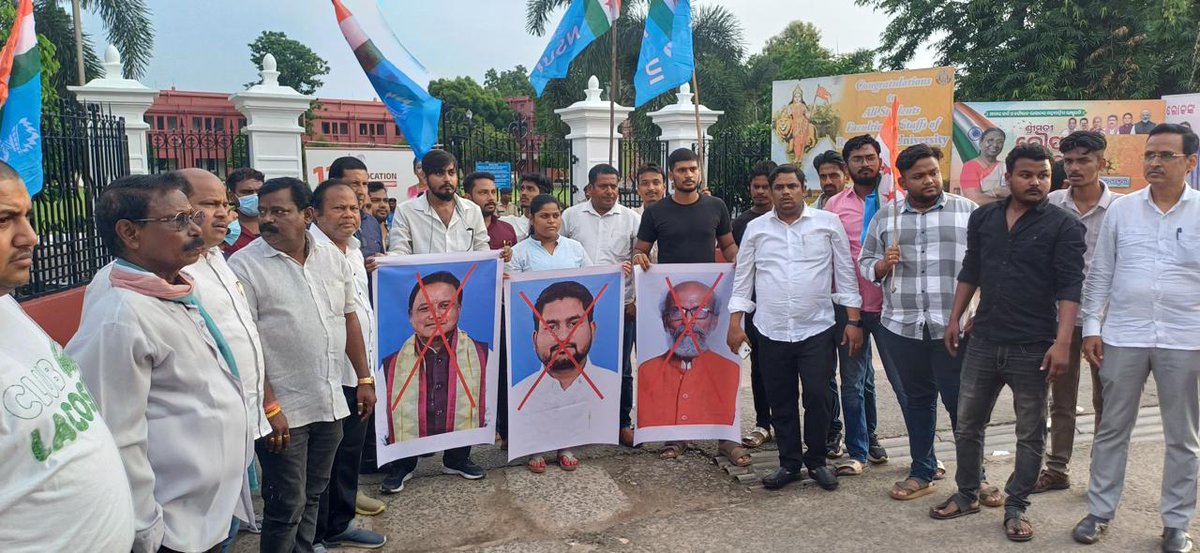 BiplabSiladitya's tweet image. ବାଲେଶ୍ଵର ଛାତ୍ରୀ ଆତ୍ମାହୁତି ଉଦ୍ୟମ ପ୍ରସଙ୍ଗରେ ନ୍ୟାୟ ଦାବୀରେ କଟକ ଜିଲ୍ଲା ଯୁବ ଓ ଛାତ୍ର କଂଗ୍ରେସ ପକ୍ଷରୁ ରେଭେନ୍ସା ବିଶ୍ଵବିଦ୍ୟାଳୟ ଗେଟ୍ ସମ୍ମୁଖରେ ଶିକ୍ଷାମନ୍ତ୍ରୀ ଓ ସାଂସଦ ଙ୍କ କୁଶ ପୁତ୍ତଳିକା ଦାହ ।
#JusticeForSoumyashreeBisi #FMCollege #PratapSarangi #SurajSuryabanshi #MohanCharanMajhi #OdiaAshmita