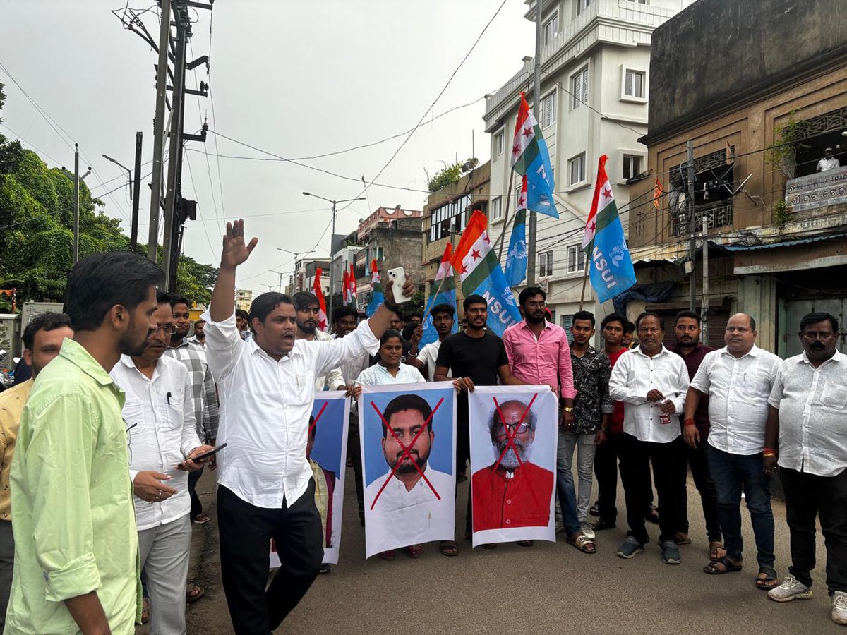 BiplabSiladitya's tweet image. ବାଲେଶ୍ଵର ଛାତ୍ରୀ ଆତ୍ମାହୁତି ଉଦ୍ୟମ ପ୍ରସଙ୍ଗରେ ନ୍ୟାୟ ଦାବୀରେ କଟକ ଜିଲ୍ଲା ଯୁବ ଓ ଛାତ୍ର କଂଗ୍ରେସ ପକ୍ଷରୁ ରେଭେନ୍ସା ବିଶ୍ଵବିଦ୍ୟାଳୟ ଗେଟ୍ ସମ୍ମୁଖରେ ଶିକ୍ଷାମନ୍ତ୍ରୀ ଓ ସାଂସଦ ଙ୍କ କୁଶ ପୁତ୍ତଳିକା ଦାହ ।
#JusticeForSoumyashreeBisi #FMCollege #PratapSarangi #SurajSuryabanshi #MohanCharanMajhi #OdiaAshmita