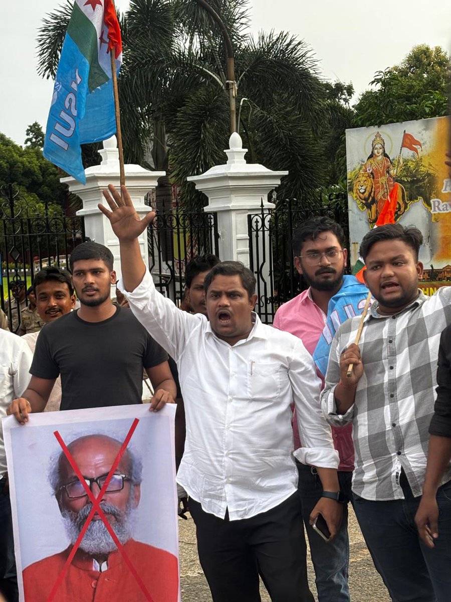 BiplabSiladitya's tweet image. ବାଲେଶ୍ଵର ଛାତ୍ରୀ ଆତ୍ମାହୁତି ଉଦ୍ୟମ ପ୍ରସଙ୍ଗରେ ନ୍ୟାୟ ଦାବୀରେ କଟକ ଜିଲ୍ଲା ଯୁବ ଓ ଛାତ୍ର କଂଗ୍ରେସ ପକ୍ଷରୁ ରେଭେନ୍ସା ବିଶ୍ଵବିଦ୍ୟାଳୟ ଗେଟ୍ ସମ୍ମୁଖରେ ଶିକ୍ଷାମନ୍ତ୍ରୀ ଓ ସାଂସଦ ଙ୍କ କୁଶ ପୁତ୍ତଳିକା ଦାହ ।
#JusticeForSoumyashreeBisi #FMCollege #PratapSarangi #SurajSuryabanshi #MohanCharanMajhi #OdiaAshmita