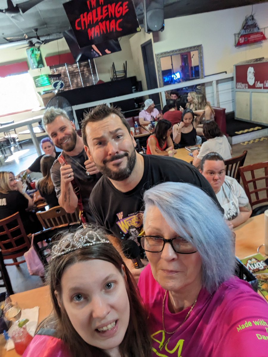 srotondo02's tweet image. It's funny how I didn't realize how many people were in this shot PS nice face Scott LOL @SHOTOFYAGER