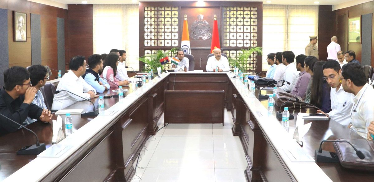 dgpup's tweet image. Had the opportunity of interacting with 19 IAS Officer Trainees of the 2024 batch (Uttar Pradesh cadre) during their visit to @Uppolice Headquarters in Lucknow today.
Our discussion revolved around critical themes such as the necessity of seamless coordination between civil and…