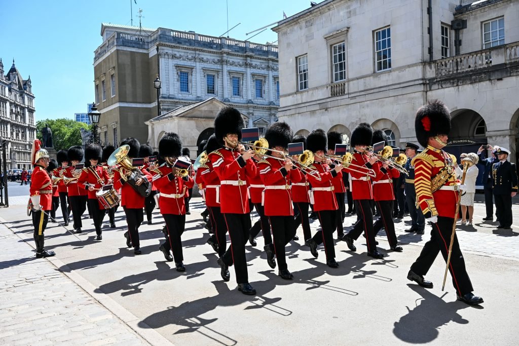 Ce samedi, la 🇧🇪 #Cenotaph Parade a pris place en plein cœur de #Londres 🇬🇧, commémorant le 91ᵉ anniversaire de cette tradition remarquable. Près de 300 participants belges et britanniques ont défilé devant les autorités civiles et militaires beldefnews.mil.be/entre-traditio…
