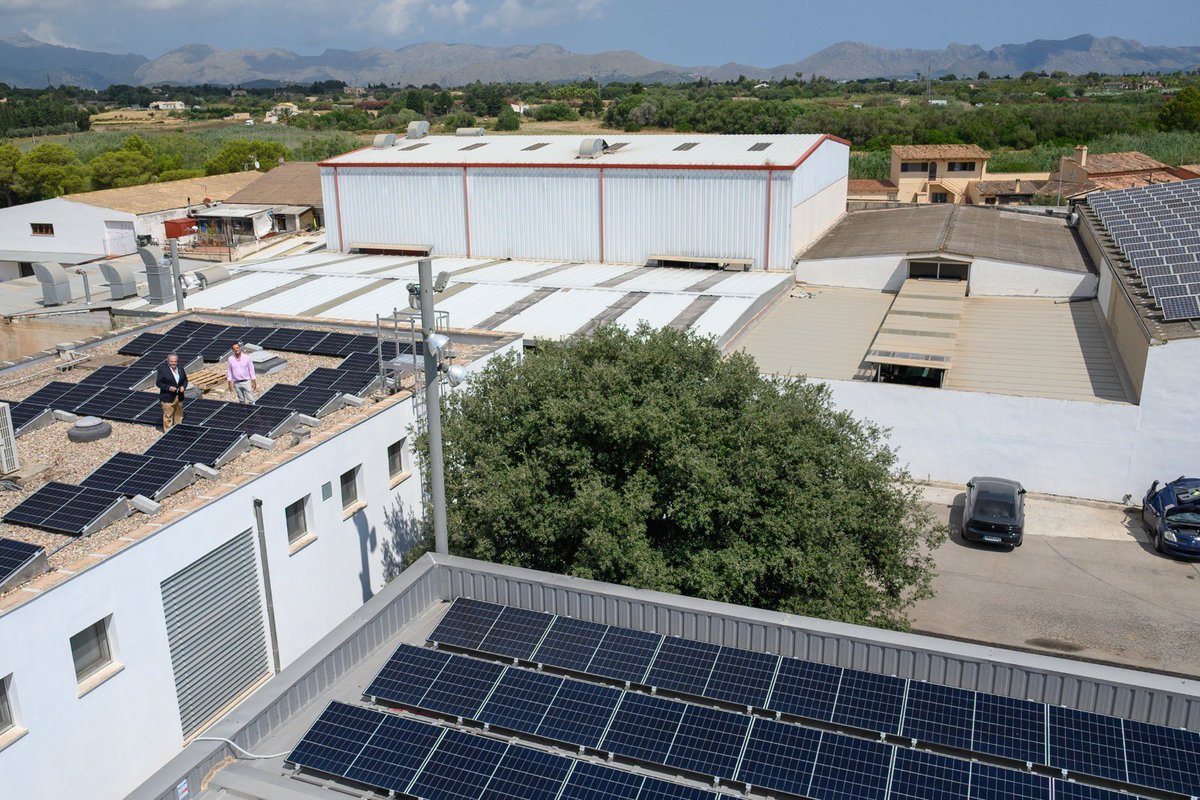 Bombers de Mallorca (@bombersdemca) on Twitter photo 📣 El <a href="/ConselldeMca/">Consell de Mallorca</a> instal·la plaques solars al Parc de Bombers d'Alcúdia per a millorar l'eficiència energètica.
La inversió ha tingut un pressupost de 58.589,88€ i vol minimitzar les emissions de CO₂ i reduir el consum elèctric.
conselldemallorca.es/es/noticias/-/… 📣 El <a href="/ConselldeMca/">Consell de Mallorca</a> instal·la plaques solars al Parc de Bombers d'Alcúdia per a millorar l'eficiència energètica.
La inversió ha tingut un pressupost de 58.589,88€ i vol minimitzar les emissions de CO₂ i reduir el consum elèctric.
conselldemallorca.es/es/noticias/-/…