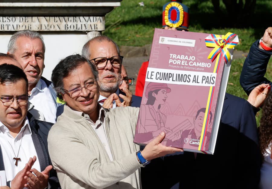 pastor saade (@alfredosaadev) on Twitter photo A la ultraderecha recalcitrante se le olvida que el poder popular eligió al presidente <a href="/petrogustavo/">Gustavo Petro</a> para que gobernara para un pueblo que ha sido humillado por décadas y no para que ande tomando wiski en los clubes.
Es el gobierno del pueblo no de las élites. A la ultraderecha recalcitrante se le olvida que el poder popular eligió al presidente <a href="/petrogustavo/">Gustavo Petro</a> para que gobernara para un pueblo que ha sido humillado por décadas y no para que ande tomando wiski en los clubes.
Es el gobierno del pueblo no de las élites.