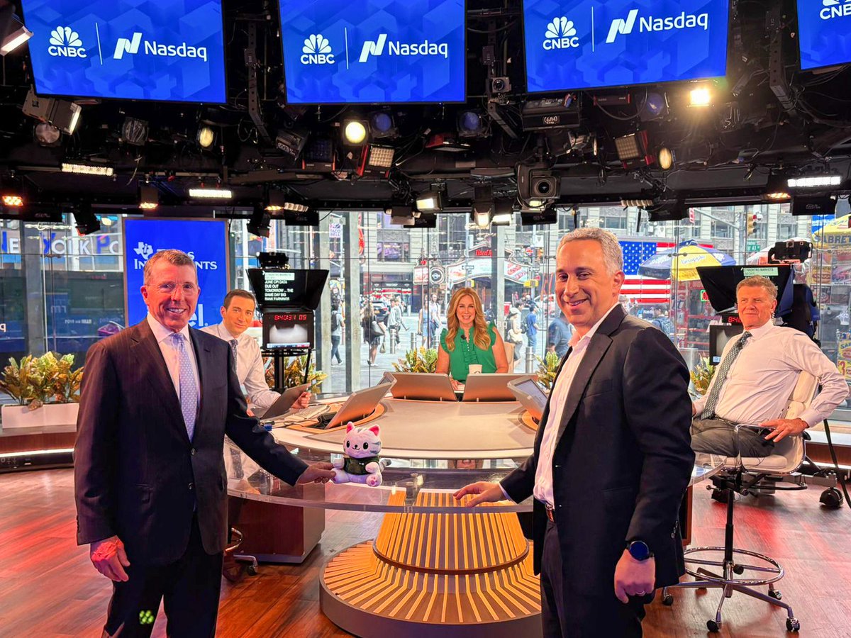 dschamis's tweet image. Great going on @CNBC today - most importantly Hypurr got to check out the studio and meet @BeckyQuick
@Hyperintern