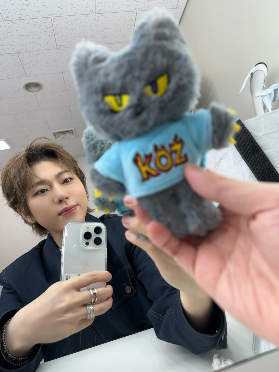 왜 본인폰으로 안찍구 스탭분껄로 찍고있는거얔ㅋㅋㅋㅋㅋㅋㅋㅋ