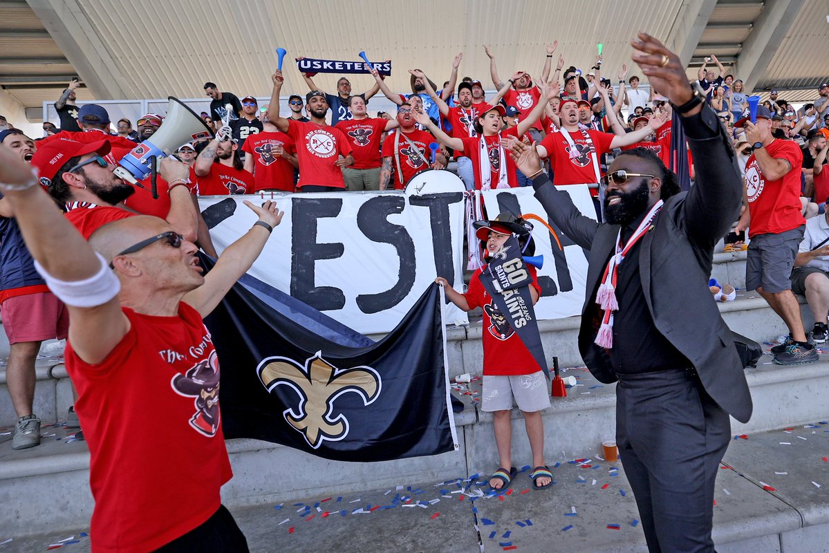 SaintsEnFrance's tweet image. 🇫🇷 Bonne fête nationale à nos fans français ! Merci pour l’accueil — le foot US a de l’avenir ici. Vive la République !
🇺🇸 Happy Bastille Day to our French fans! Thank you for the love — the future of 🏈 is bright. Long live France! ⚜️
@NFLFrance | @demario__davis | @Saints