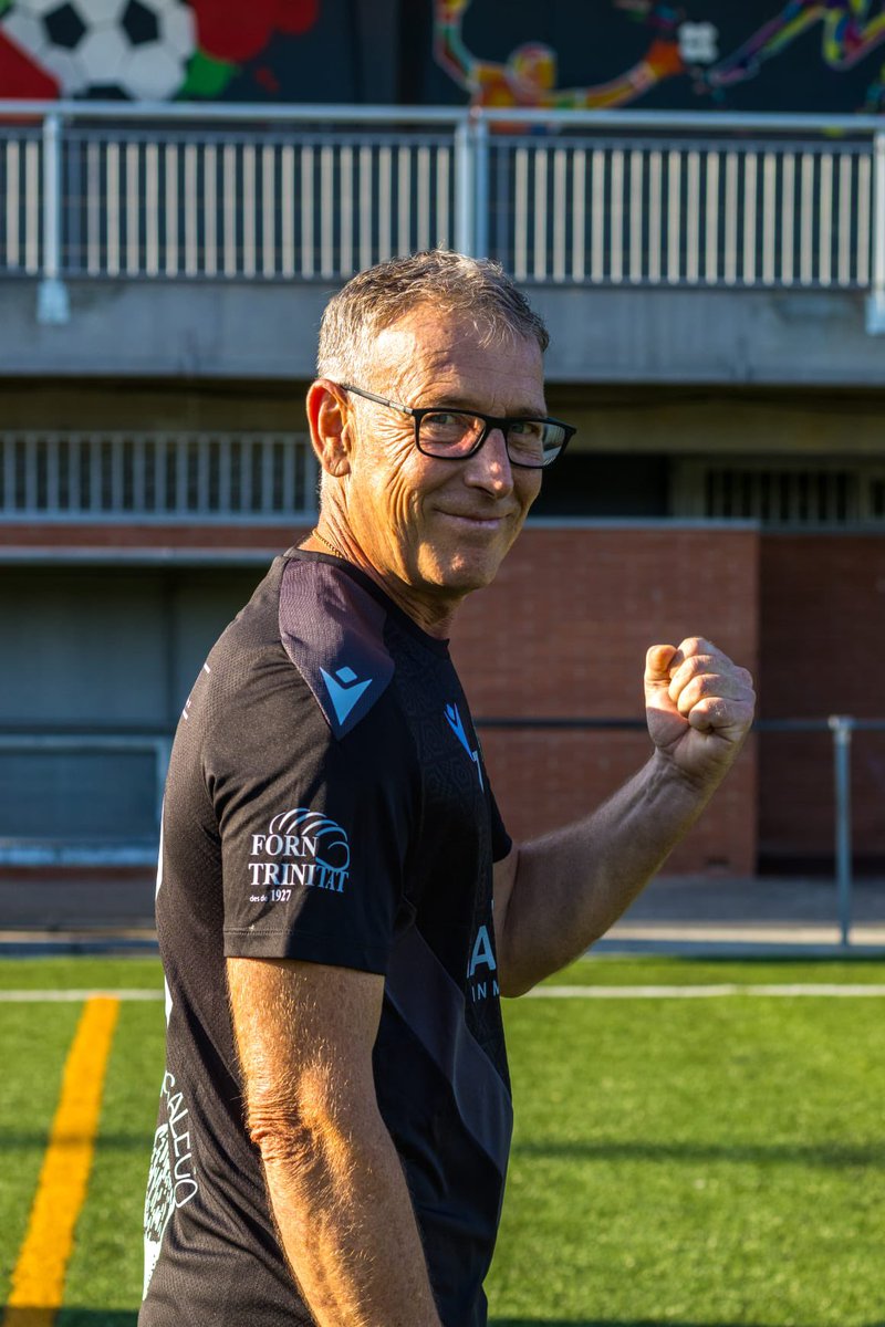 👕 𝕀𝔻𝔼ℕ𝕋𝕀𝔻𝔸𝔻, ℙ𝔸𝕊𝕀Óℕ 𝕐 𝕆ℝ𝔾𝕌𝕃𝕃𝕆.

Carlos Moreno presenta nuestra segunda equipación de porteros para la temporada 2025/26.

#DelMunicipalParaElBarrio💚