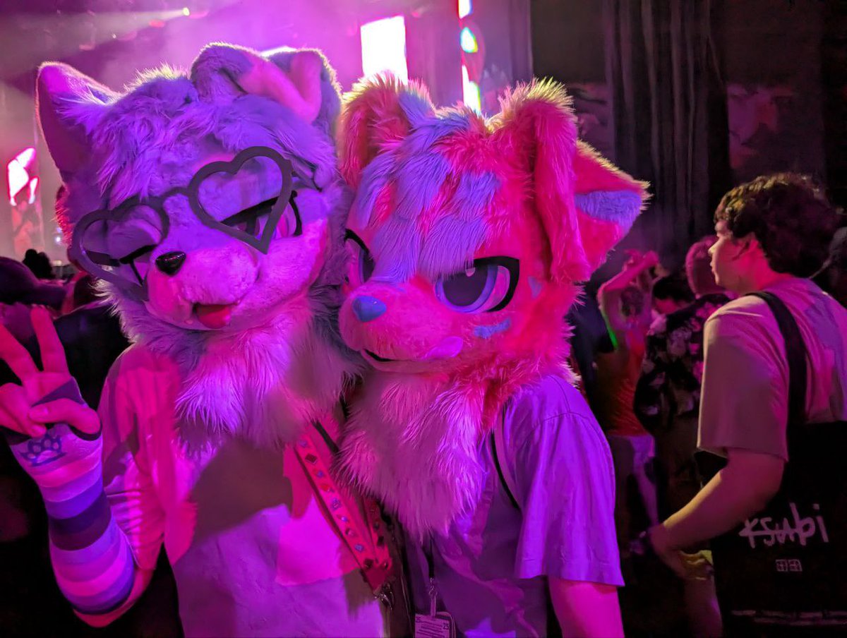 alexboops's tweet image. ravedogs 🐕🐕
both suits by @rokuAr :)