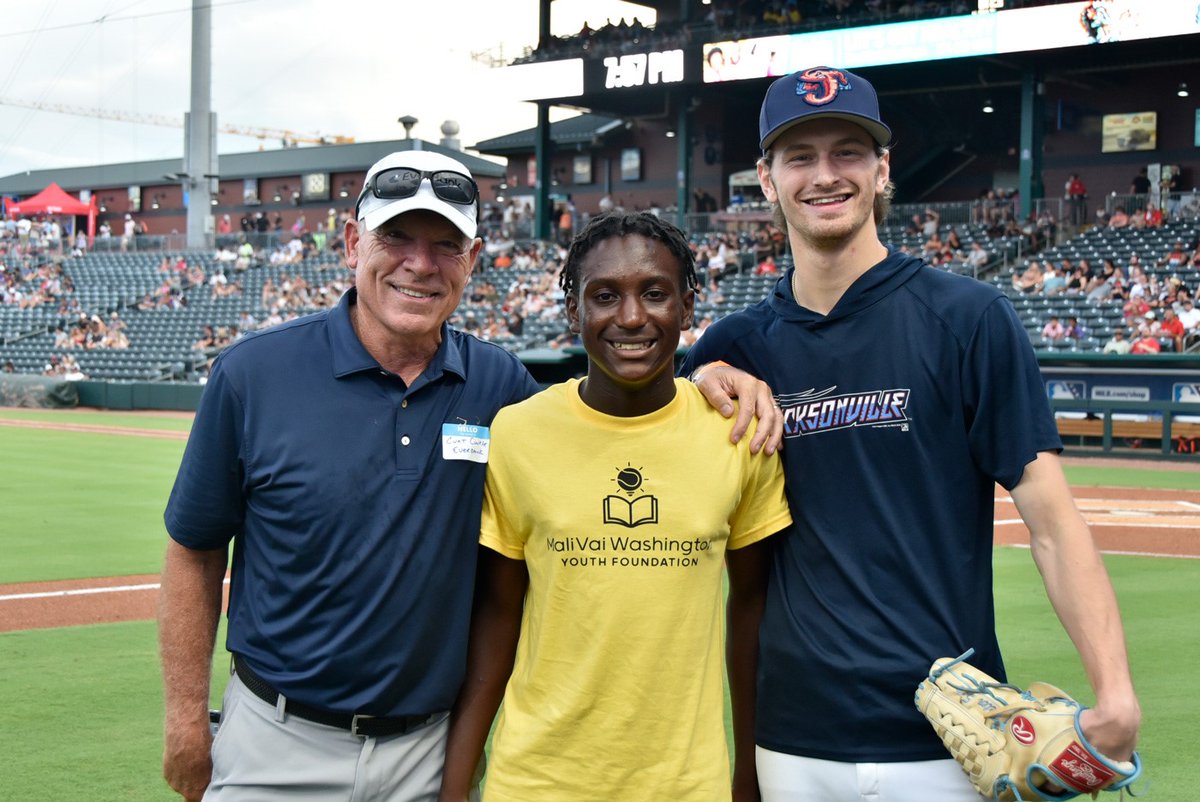 EverBank's tweet image. Big league moment! ⚾
Kameron Neal from MaliVai Washington Youth Foundation threw out a perfect first pitch at the @JaxShrimp game.
Through our #EverBankBuilds program, we believe in creating opportunities that make a lasting impact on and off the field.
*Member FDIC