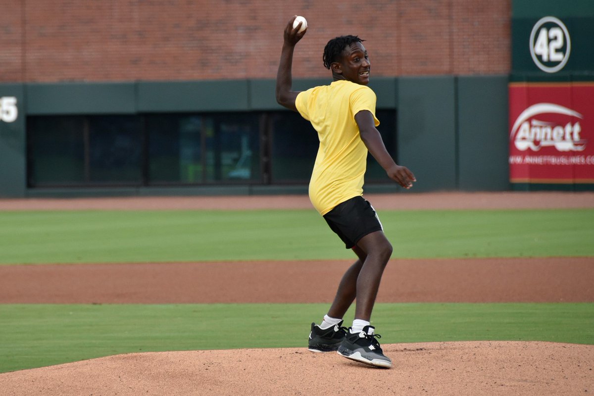EverBank's tweet image. Big league moment! ⚾
Kameron Neal from MaliVai Washington Youth Foundation threw out a perfect first pitch at the @JaxShrimp game.
Through our #EverBankBuilds program, we believe in creating opportunities that make a lasting impact on and off the field.
*Member FDIC