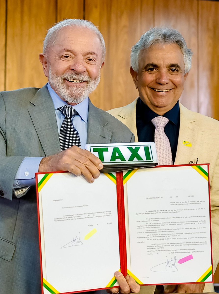 LulaOficial's tweet photo. Assinei hoje uma Medida Provisória que isenta os taxistas do país da taxa de verificação dos taxímetros. A economia estimada com essa medida é de R$ 9 milhões por ano para os motoristas. Além disso, as verificações, que antes eram feitas todos os anos, agora passarão a ser a cada dois anos.

Essa é mais uma iniciativa do nosso governo para reduzir custos, eliminar burocracias e valorizar quem trabalha duro todos os dias para servir à população. Mais de 100 mil taxistas devem ser beneficiados com essa mudança.

Seguimos firmes no compromisso de facilitar a vida de quem trabalha e move o Brasil.

📸 @ricardostuckert