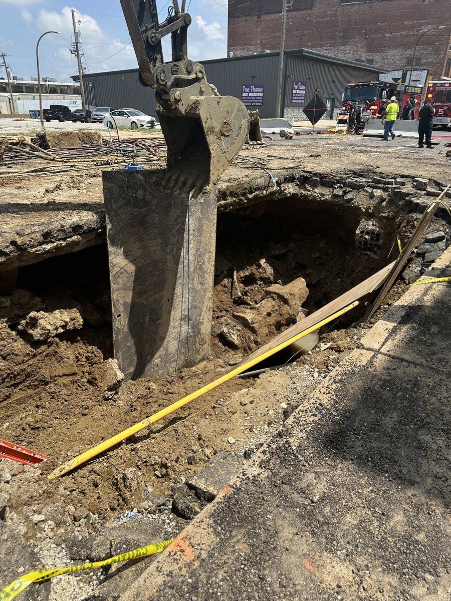 N. Broadway &amp; Montgomery - Crews #rescued a worker who fell ~15 feet into a trench. The patient was extricated safely and transported urgently by #EMS Medic 5 in serious condition. 

Quick, skilled work by our responders.
#STLCity #YourFireDepartment