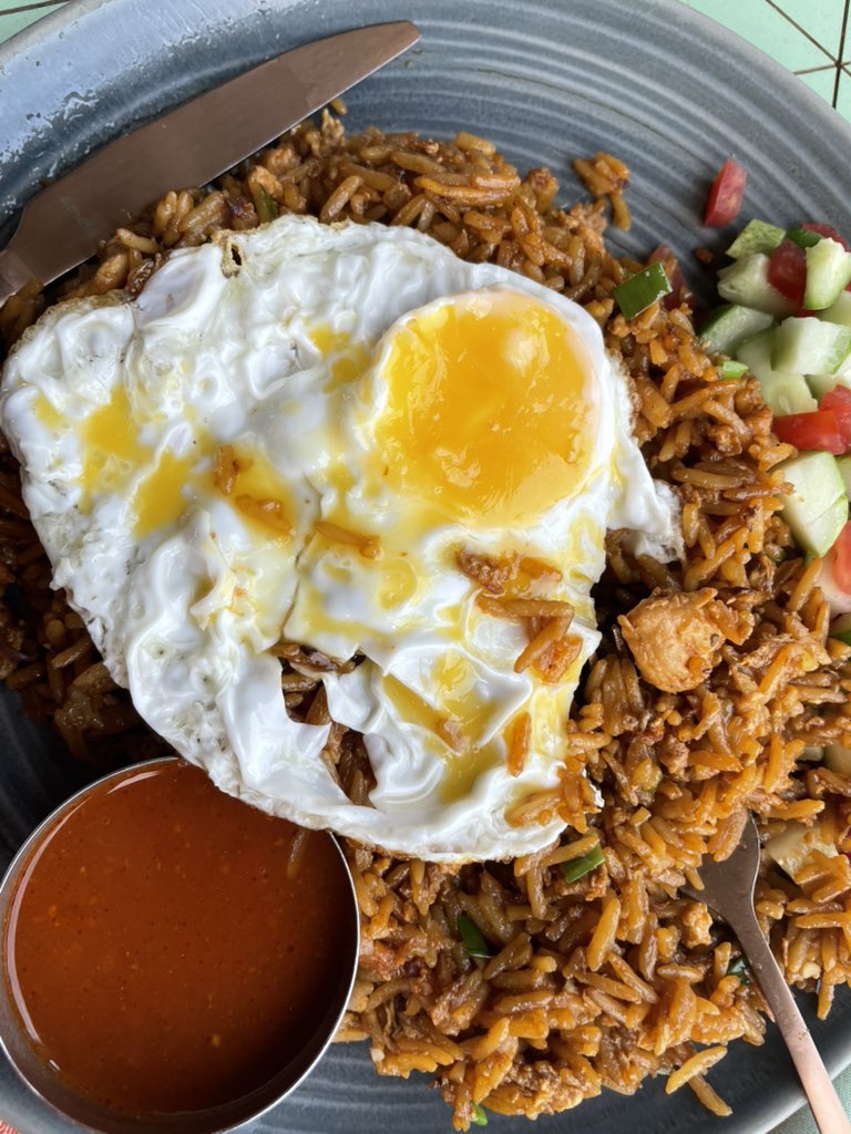 esteri_ug's tweet image. #KampalaRestaurantWeek stop 3: Four Points by Sheraton 

I had the Signature Nasi Goreng, it was a 10/10 meal especially if you love spicy food.
My date had the crispy chicken burger (not pictured), 8/10.
Loved that the menu was served at the rooftop restaurant with the views 😍