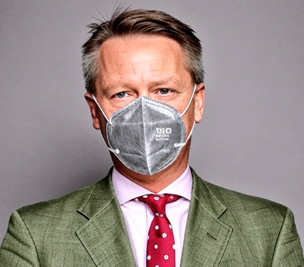 Diese Typen nennen uns heute eine "unterlegene Minderheit". Sie haben zwei Jahre lang einen versifften Aluhut über Mund und Nase getragen zum "Schutz" vor der Clowngrippe. Ich glaube niemand, absolut niemand hat je eine Massenpsychose so dermaßen gewonnen wie wir.