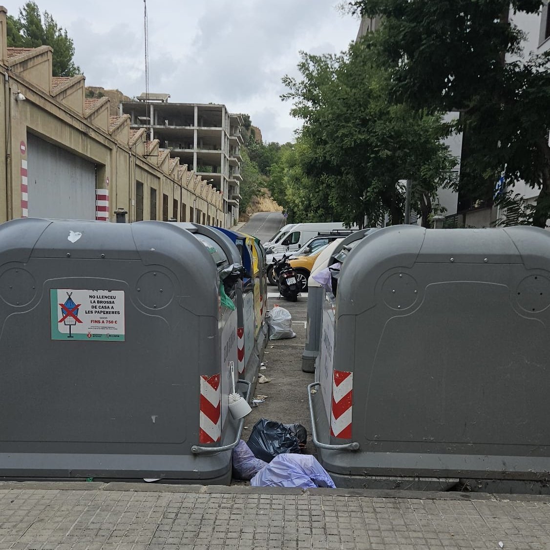 A quin regidor/a se li ha acudit això? On està la regidora de serveis? I el regidor del barri? Per resoldre el problema de falta de gestió i neteja posen més contenidors? I els posen així? 😅 #Tortosa