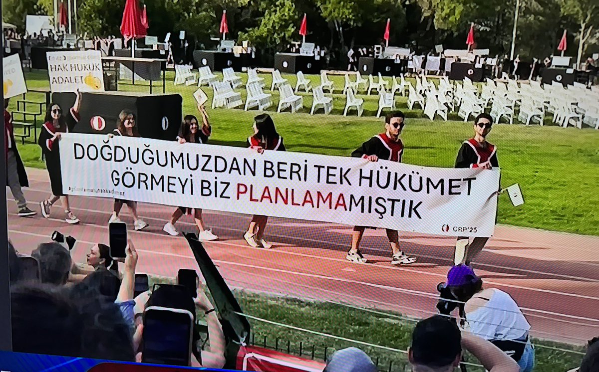 ODTÜ öğrencilerinin mezuniyet töreninden bir kesit..

“Y O R U M S U Z”