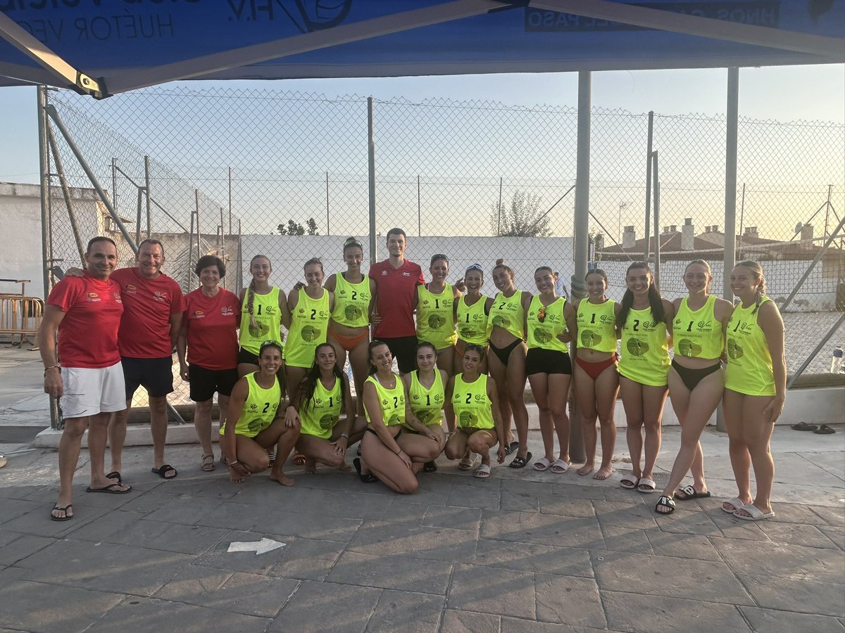 Nuestro jugador internacional con España 🇪🇸 @zeeuss05_  no descansa después del Pre Europeo Sub21.

De visita en el Torneo del club hermano <a href="/Vb_HuetorVega/">CV Huétor Vega</a> donde se ha fotografiado con las jugadoras y Directiva hueteña

Siempre en mi equipo. 

<a href="/melilla_deporte/">Melilla, Ciudad del Deporte</a> 
<a href="/GobiernoMelilla/">Gobierno de Melilla</a>