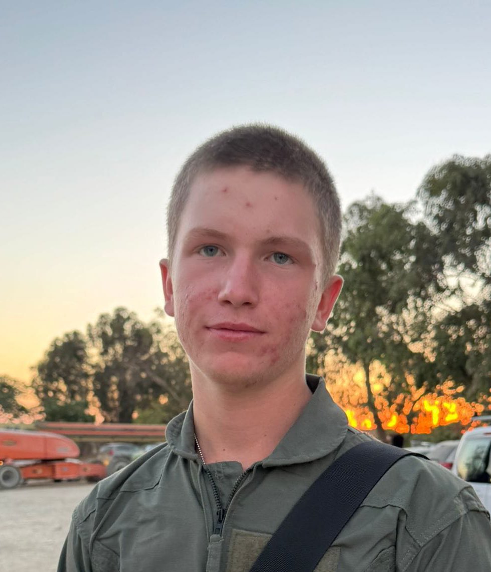 סמל יולי פקטור הי״ד
לוחם שריון בגדוד 52, עוצבת
 ‘עקבות הברזל׳ (401)
בן 19
מראשון לציון
נפל בקרב בצפון רצועת עזה