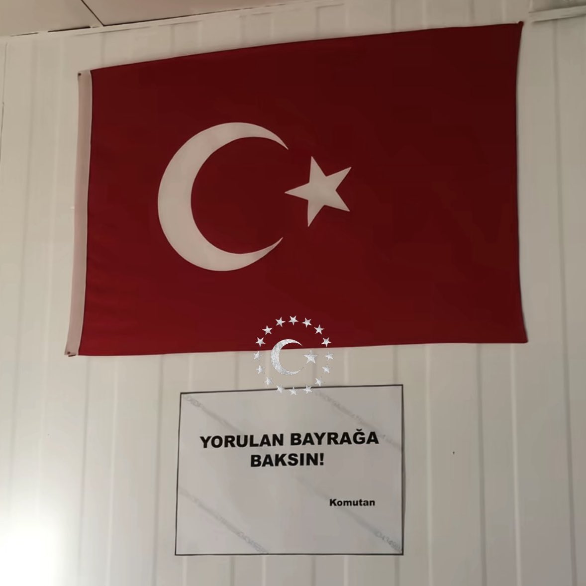 Komutanın duvara astığı yazı;

“Yorulan bayrağa baksın!”