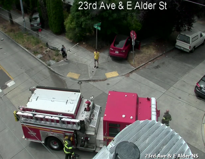 NBおよびWBトラフィックをブロックしている23番街とAlder Stの衝突。注意してください。