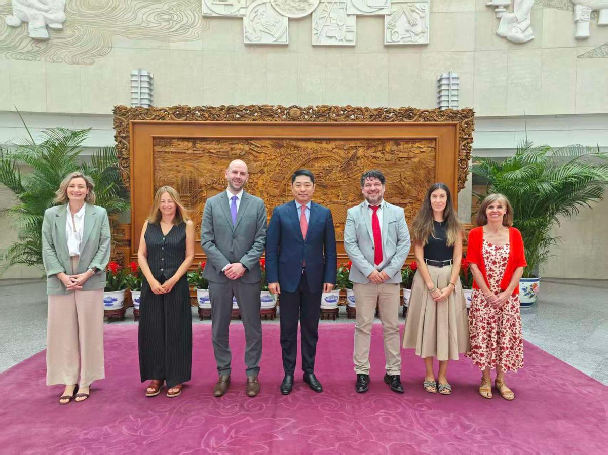 ImmaTorFaus's tweet image. Avui s’inicia la visita de treball de 6 funcionaris andorrans a la Xina, amb una primera trobada al Ministeri d’Afers Exteriors a Beijing. La delegació visitarà també Nanjing, Hangzhou i Guangzhou per conèixer iniciatives estratègiques en tecnologia, economia i patrimoni. 🇦🇩🇨🇳