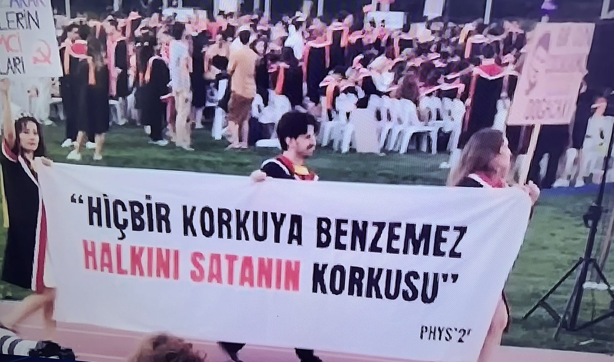 ODTÜ öğrencilerinin mezuniyet töreninden bir başka kesit..

“Y O R U M S U Z”