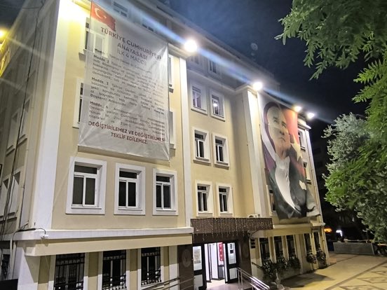 CHP'li Bornova Belediye Başkanı Ömer Eşki, belediye binasına Anayasa’nın ilk 4 maddesini astırdı.