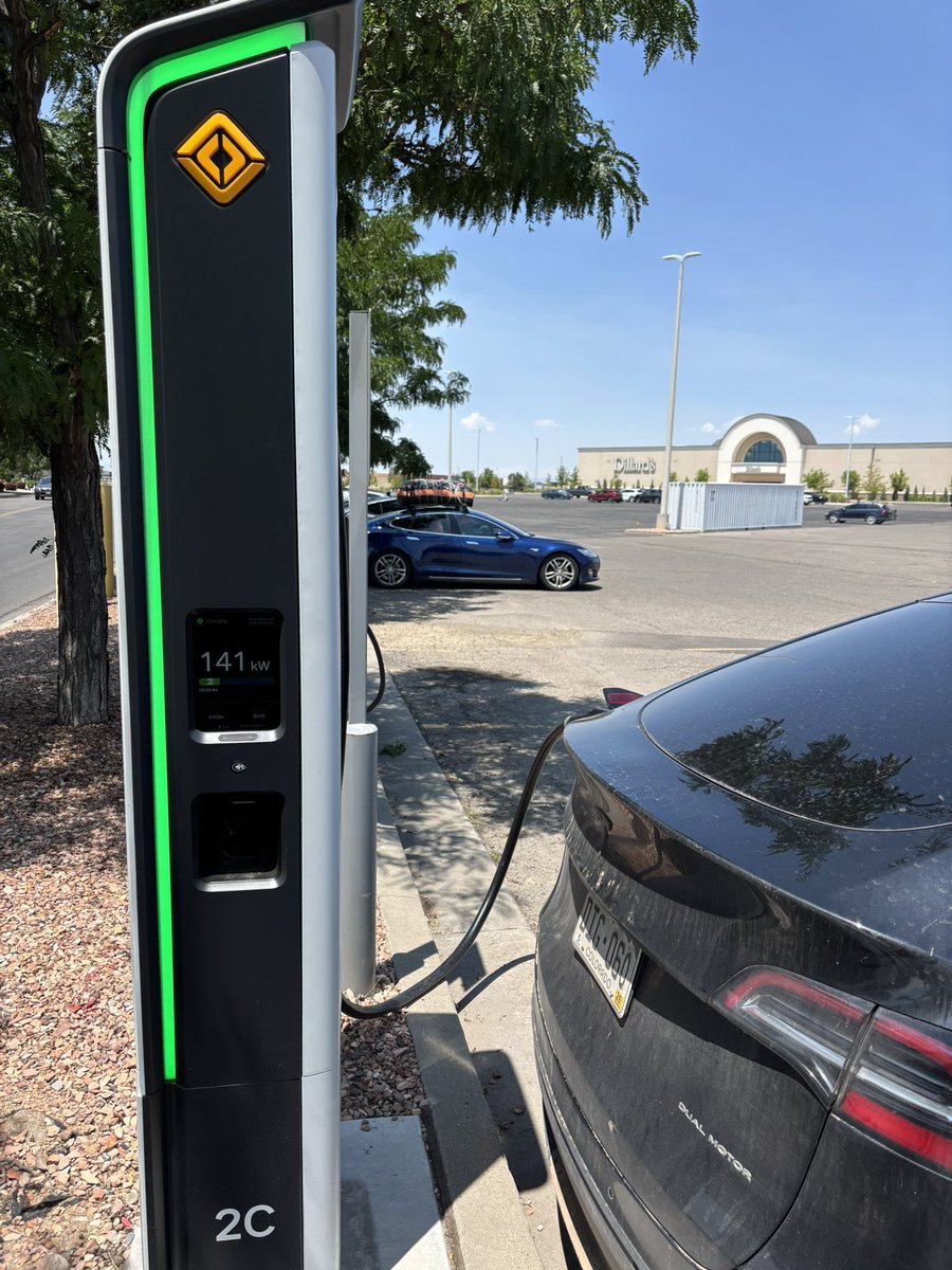 jaminwestby's tweet image. My wife is attending some meetings here in Grand Junction.
I went to the @tesla V2 to find a full station and only pulling 23kw.
Moved over a few feet to the @Rivian chargers and started pulling 150kw.
I don’t think many folks know it’s now open to all EV’s.