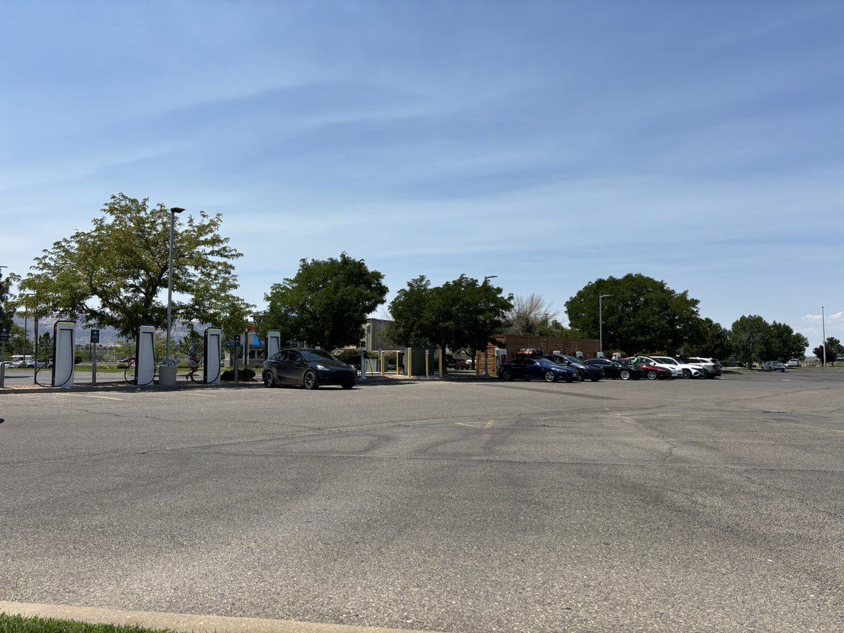 jaminwestby's tweet image. My wife is attending some meetings here in Grand Junction.
I went to the @tesla V2 to find a full station and only pulling 23kw.
Moved over a few feet to the @Rivian chargers and started pulling 150kw.
I don’t think many folks know it’s now open to all EV’s.