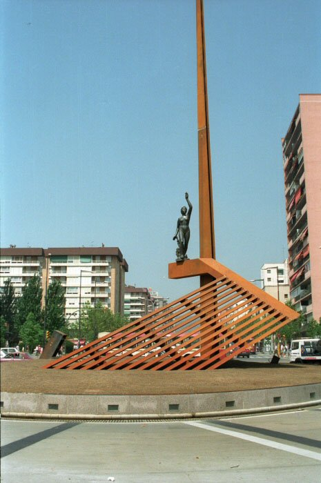 historiesdebcn's tweet image. #TalDiaComAvui de 1990, Pasqual Maragall inaugurava la reforma de la plaça Llucmajor, a #NouBarris, amb la recuperació del monument a la República, de Josep Viladomat.

#FIL 🧵⤵️