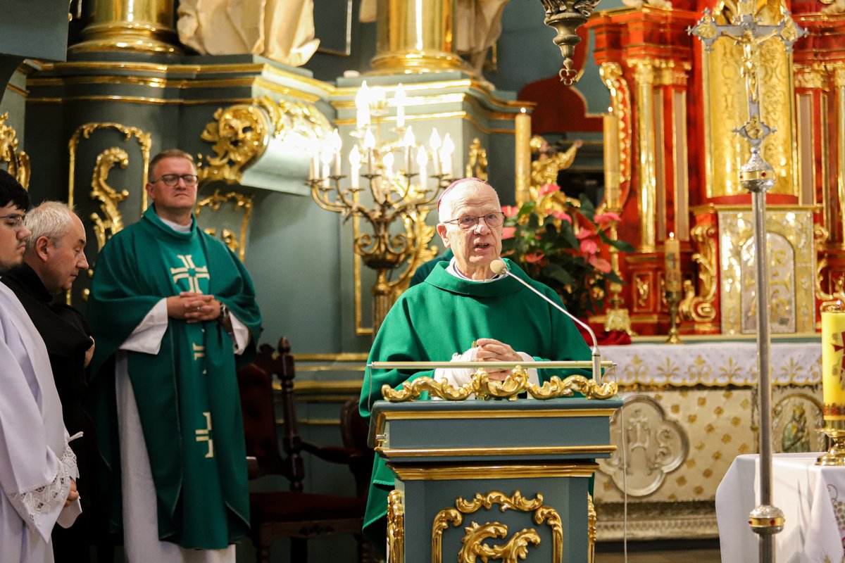 M_Kowalski__'s tweet photo. ❗️CISZA WOŁYNIA KRZYCZY PRZEZ POKOLENIA❗️

Coroczny Marsz Ofiar Rzezi Wołyńskiej przeszedł przez Przemyśl. 
Jak co roku zaczęliśmy od Mszy Świętej w Kościele Ojców Franciszkanów (pod przewodnictwem abp. Józefa Michalika i wspaniałym kazaniem naszego duszpasterza Mateusza Olbrota). 

Następnie, w Marszu Milczenia przeszliśmy pod Krzyż Wołyński, gdzie wybrzmiał Hymn, złożyliśmy kwiaty, a także miały miejsce okolicznościowe przemówienia. Oprócz mojego także  (@Ola_Kowall, @A_Zapalowski  i Stanisław Sarzyński).

Bardzo dziękuję wszystkim zaangażowanym w organizację, szczególnie działaczom podkarpackiej @MWszechpolska i @WCZORAJIJUTRO. 

W walce o pamięć i godny pochówek dla naszych rodaków nie poddamy się nigdy❗���