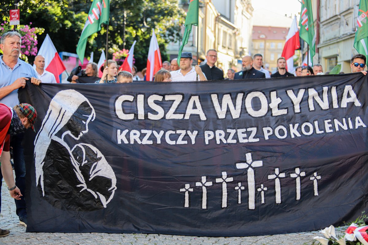 M_Kowalski__'s tweet photo. ❗️CISZA WOŁYNIA KRZYCZY PRZEZ POKOLENIA❗️

Coroczny Marsz Ofiar Rzezi Wołyńskiej przeszedł przez Przemyśl. 
Jak co roku zaczęliśmy od Mszy Świętej w Kościele Ojców Franciszkanów (pod przewodnictwem abp. Józefa Michalika i wspaniałym kazaniem naszego duszpasterza Mateusza Olbrota). 

Następnie, w Marszu Milczenia przeszliśmy pod Krzyż Wołyński, gdzie wybrzmiał Hymn, złożyliśmy kwiaty, a także miały miejsce okolicznościowe przemówienia. Oprócz mojego także  (@Ola_Kowall, @A_Zapalowski  i Stanisław Sarzyński).

Bardzo dziękuję wszystkim zaangażowanym w organizację, szczególnie działaczom podkarpackiej @MWszechpolska i @WCZORAJIJUTRO. 

W walce o pamięć i godny pochówek dla naszych rodaków nie poddamy się nigdy❗���