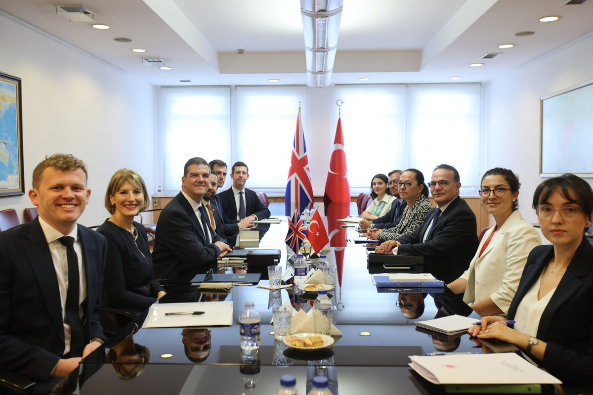 Bakan Yardımcımız ve AB Başkanı Büyükelçi Mehmet Kemal Bozay ile Birleşik Krallık Dışişleri Bakanlığı Müsteşarı Oliver Robbins, Ankara’da gerçekleştirilen Stratejik Diyalog Toplantısında, ikili ilişkilerimiz ve bölgesel meseleleri ele aldı.