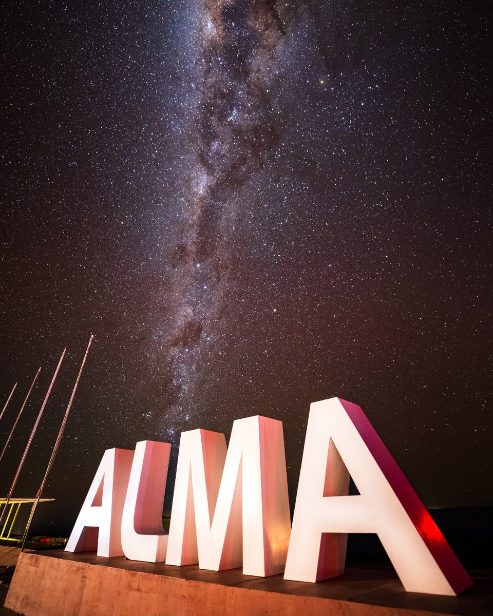 TheNRAO's tweet image. I Love Lamp 💡
Outside the @almaobs ALMA Operations Support Facility (OSF), fixtures are used sparingly to prevent light pollution. As you can imagine, none of these stars would have been visible if the light were on!
📸 Credit: NSF/ AUI/ NSF NRAO/ B.Foott @bettymayafoott