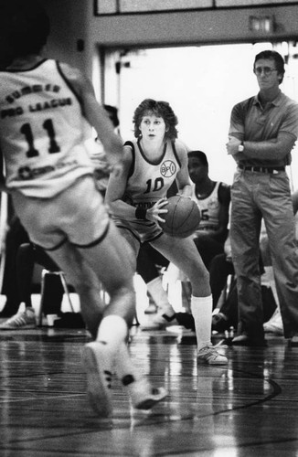 redapples's tweet image. Did you know Nancy Lieberman played for the Lakers Summer League team in 1981? I showed her the 1st photo and she said Jerry Buss and West asked her to play but Pat Riley didn't want her there.
Summer League Legends: tinyurl.com/NBASummer