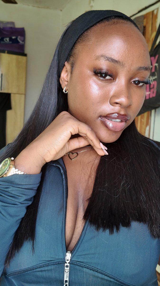 DefolahBby's tweet image. Cat eye Lash extensions and a good lip combo is all I need 💕