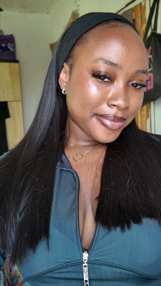 DefolahBby's tweet image. Cat eye Lash extensions and a good lip combo is all I need 💕