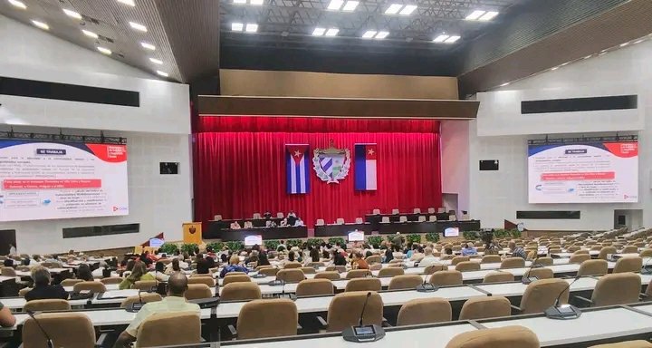 La voz de nuestro pueblo que se multiplica 

⛔ Comisiones de Trabajo #AsambleaNacional  con debates profundos sobre los desafíos que enfrenta #Cuba 

⛔ Los diputados, fieles a su mandato, trabajan sin descanso por soluciones importantes.
#CubaEstáFirme