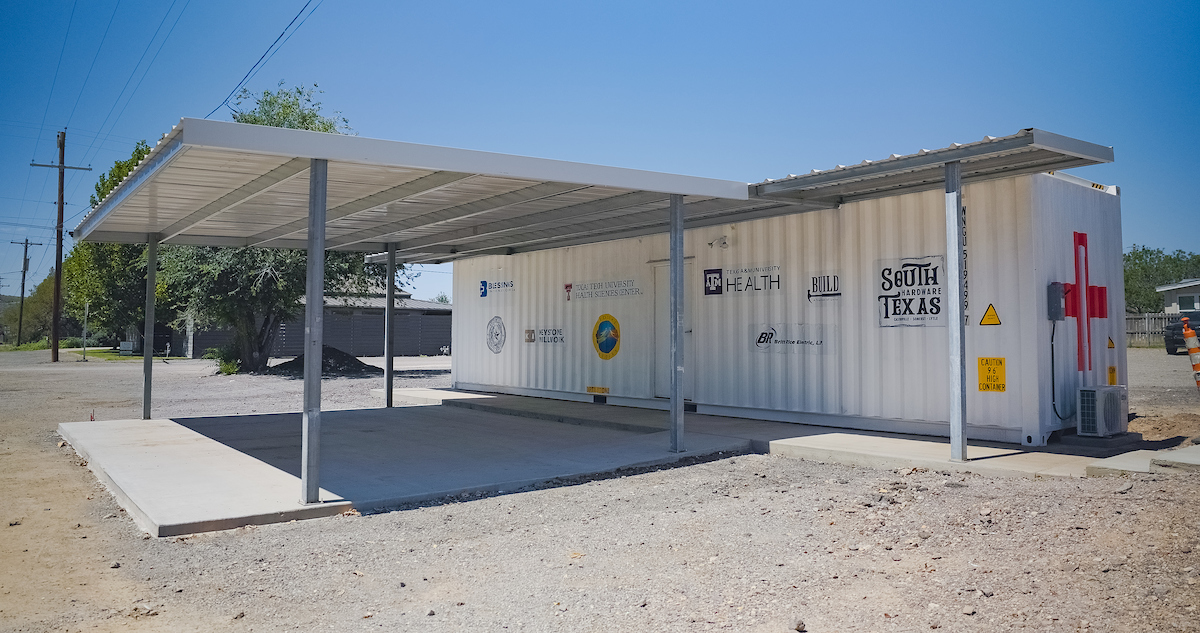 TAMUHealth's tweet image. Two historic rivals. One united mission.
Texas A&amp;amp;M Health and Texas Tech University Health Sciences Center came together to open a new clinic in Fort Davis, improving access to health care in rural West Texas: tx.ag/BUILDFtDavis