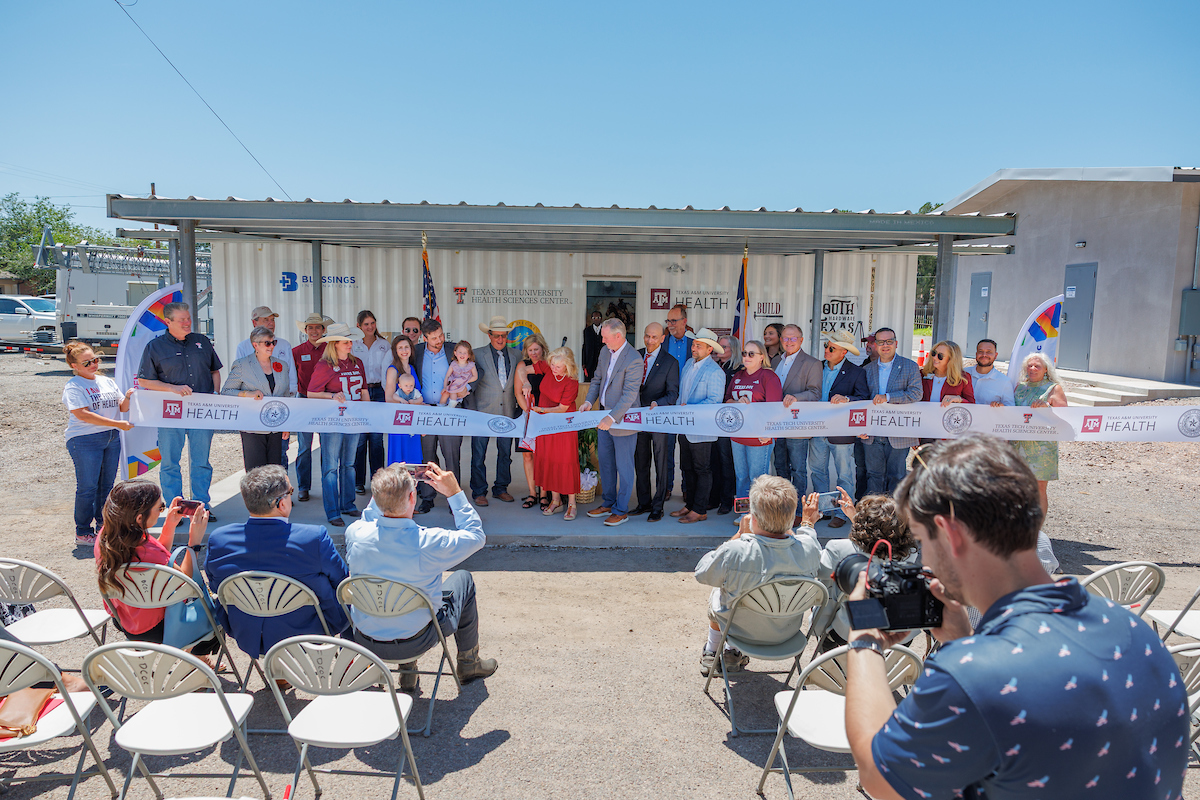 TAMUHealth's tweet image. Two historic rivals. One united mission.
Texas A&amp;amp;M Health and Texas Tech University Health Sciences Center came together to open a new clinic in Fort Davis, improving access to health care in rural West Texas: tx.ag/BUILDFtDavis