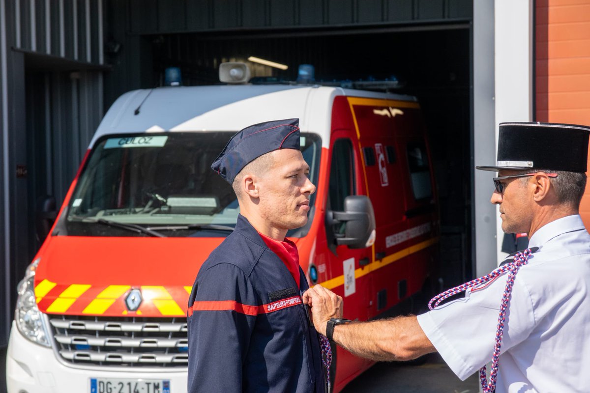 CS_Culoz's tweet photo. 🇫🇷 FÊTE NATIONALE 🇫🇷

Les Sapeurs-Pompiers de Culoz ont célébré le 14 juillet et tout ce qu’il représente pour notre pays au monument aux morts ce matin. 

C’était aussi l’occasion de mettre à l’honneur 3 sapeurs-pompiers qui viennent de changer de grade. 
Félicitations à eux https://t.co/iI85CFsuwU