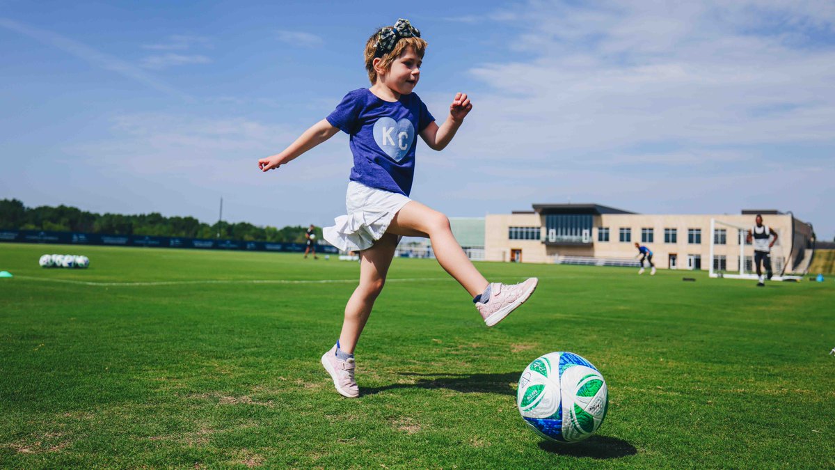 victorykc's tweet image. Meet Saturday's Gameday Honoree, 5-year-old Maya Goudy 💙
Maya was diagnosed in March of 2024 with Type B Acute Lymphoblastic Leukemia. While the journey ahead is challenging, her prognosis is very encouraging. She’s currently receiving treatment at @ChildrensMercy, with a plan…