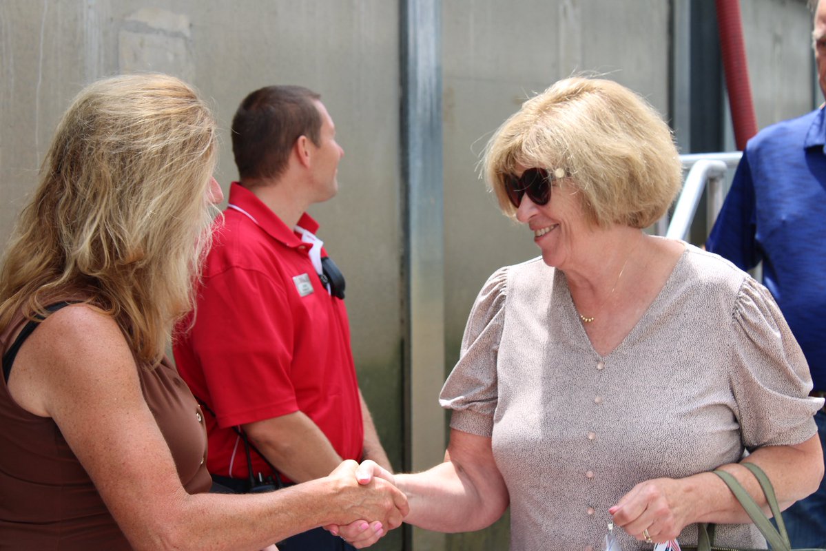 TroyCityHall's tweet image. Mayor Mantello greeted passengers from the American Cruise Lines ship as they arrived at the Troy marina today - welcoming 110 visitors who will be exploring and enjoying all that our great city has to offer! We’re thrilled to have you in Troy - have a wonderful visit! ⚓🏙️