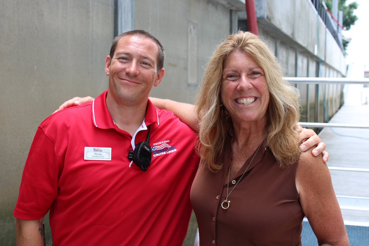 TroyCityHall's tweet image. Mayor Mantello greeted passengers from the American Cruise Lines ship as they arrived at the Troy marina today - welcoming 110 visitors who will be exploring and enjoying all that our great city has to offer! We’re thrilled to have you in Troy - have a wonderful visit! ⚓🏙️