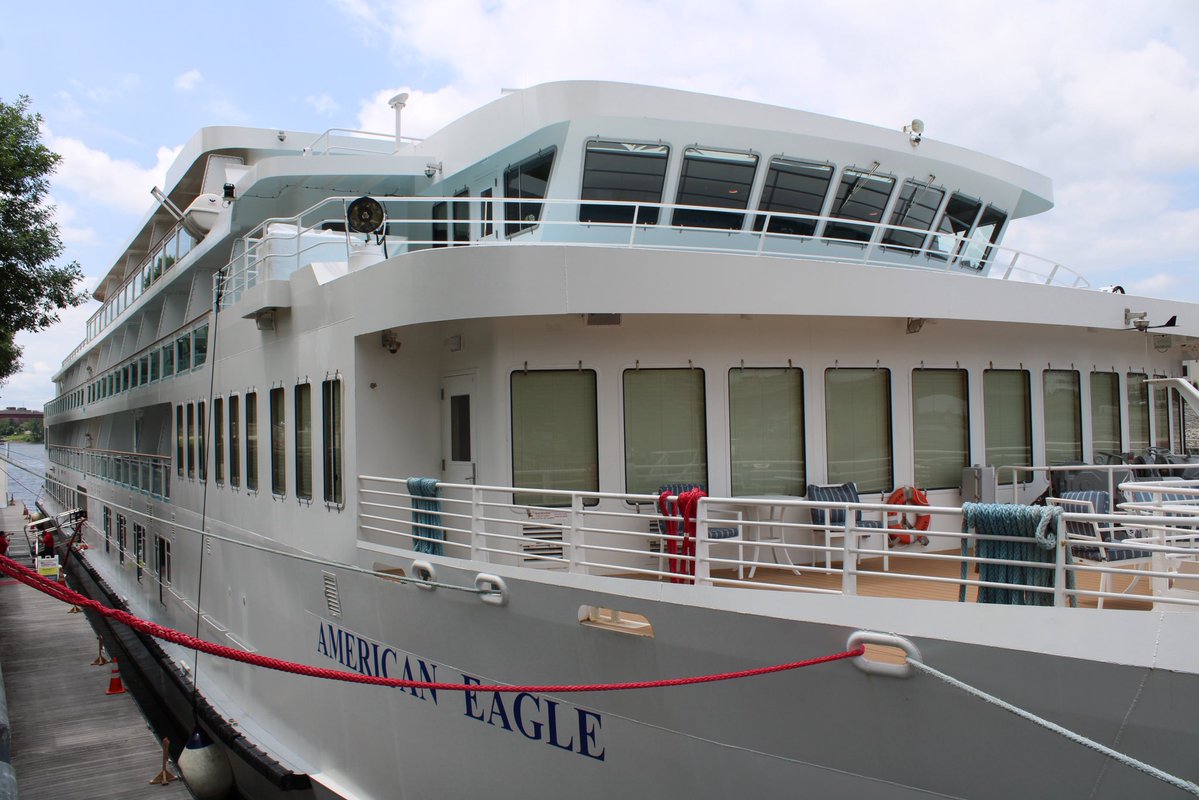 TroyCityHall's tweet image. Mayor Mantello greeted passengers from the American Cruise Lines ship as they arrived at the Troy marina today - welcoming 110 visitors who will be exploring and enjoying all that our great city has to offer! We’re thrilled to have you in Troy - have a wonderful visit! ⚓🏙️