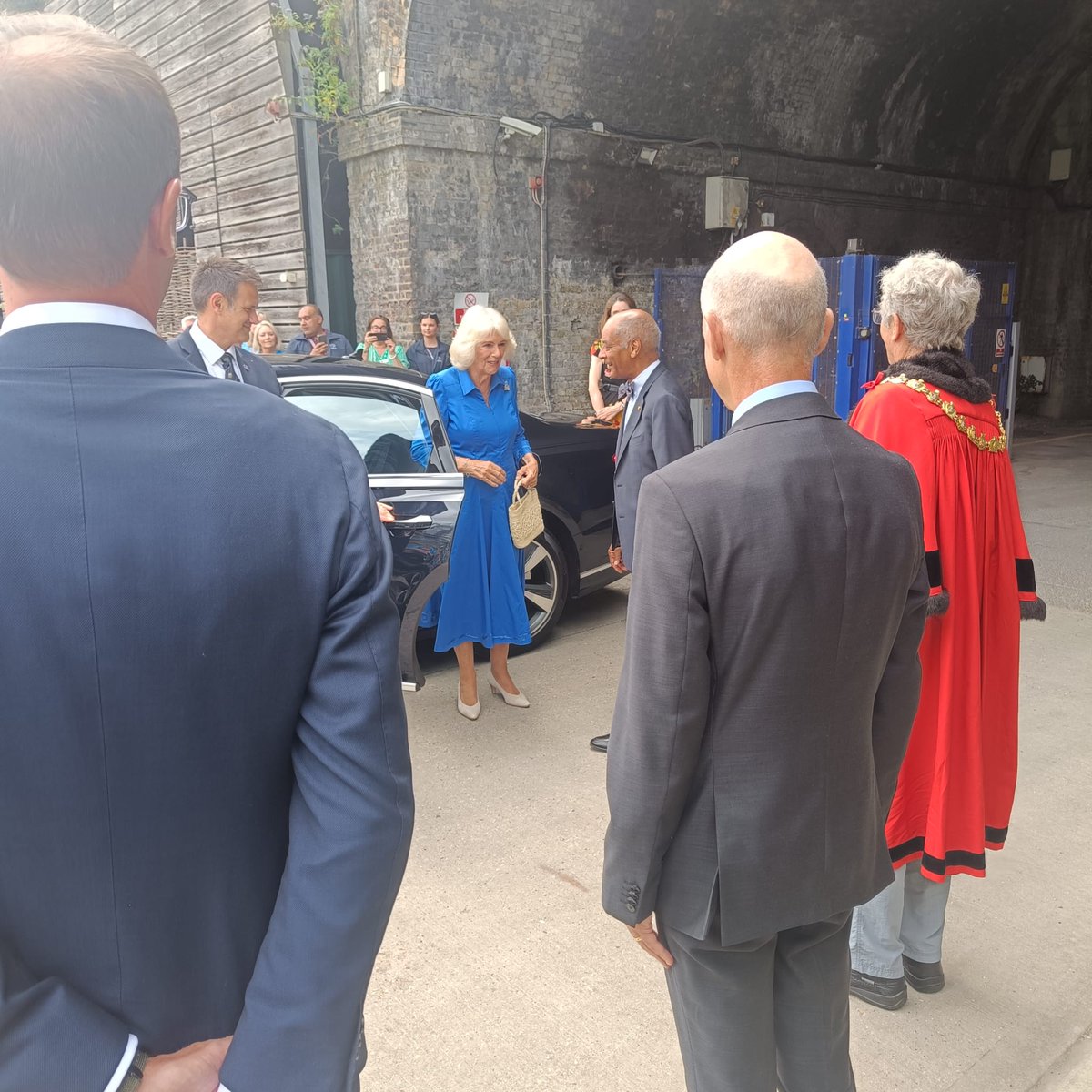 WandsworthMayor's tweet image. Welcomed HRH Queen Camilla to Battersea Dogs & Cats Home to open a new sensory dog garden by Monty Don. Gifted in memory of Pat Myers & moved from the Chelsea Flower Show, its fragrant blooms help dogs heal from trauma. Thank you @Battersea_